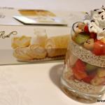 Bicchieri golosi con macedonia di frutta, Roll Swiss White e panna