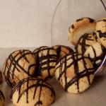 biscotti con farina di mandorle e glassa al cioccolato