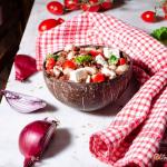 Bowl di riso rosso con fagioli pomodorini e feta