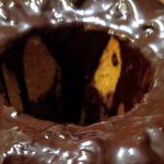 Ciambella variegata al cacao con glassa al cioccolato fondente 