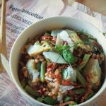 insalata di farro con fagiolini verdi , carciofi e pomodori secchi