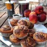 Muffin con pescanoce, ricotta e cacao