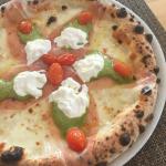 Pizza con crudo di Modena, pesto, burrata e pomodorini confit