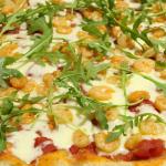 Pizza con lievito madre, gamberi, fontina e rucola