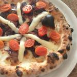 Pizza con radicchio rosso, pomodorini appassiti e taleggio