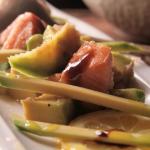 salmone e avocado in salsa di cipolle di tropea