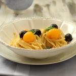 Spaghetti alla crema di ciliegini gialli e olive nere