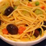 Spaghetti con pan di zucchero, olive e pisellini