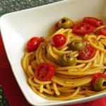 spaghetti con pomodorini acciughe e olive