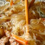 Spaghetti di soia con ragu di verdure e carne piccanti
