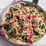 spaghettoni crumble di noci spinaci speck e melograno