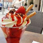 Strawberry sundae, gelato fragole e vaniglia