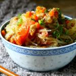 Vermicelli di soia al pollo piccante e verdure 