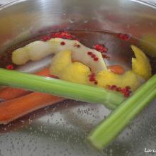 Come aromatizzare l’acqua di cottura per il pesce in insalata o lesso e come riutilizzarla