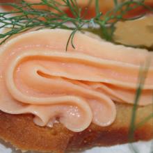 Crostini di mousse di salmone con ricotta e panna