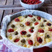 Focaccia con olive, pomodorini e formaggio