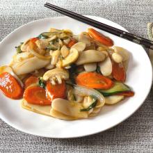 Gnocchi di riso cinesi con verdure saltate