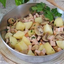 Insalata di patate, funghi e tacchino. piatto unico sano e bilanciato