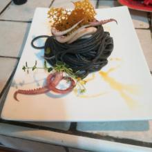 Spaghetti al nero di seppia con calamari e piselli