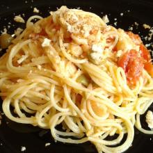 Spaghetti con baccalà, pomodorini e olive