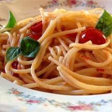 Spaghetti con i pomodorini e basilico