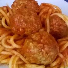 Spaghetti con polpette al sugo o with meatballs