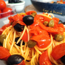 Spaghetti con pomodorini, olive e capperi