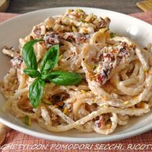 spaghetti con ricotta, pomodori secchi e pistacchi