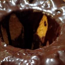 Ciambella variegata al cacao con glassa al cioccolato fondente 