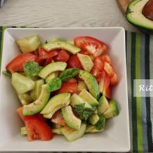 Insalata di avocado, pomodori e cetrioli