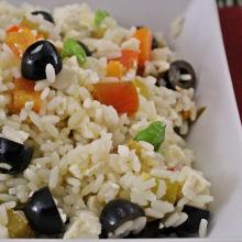 Insalata di riso con peperoni, feta e olive