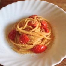 spaghetti con pomodorini e pangrattato tostato