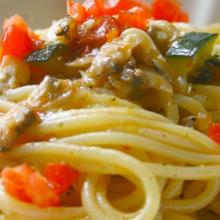 Spaghetti zucchine, vongole e pomodorini