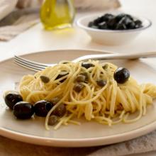 spaghettini alle olive nere acciughe e capperi
