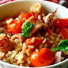 Tris di cereali (riso integrale , avena e grano )con calamaretti e pomodorini caramellati 