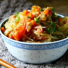 Vermicelli di soia al pollo piccante e verdure 
