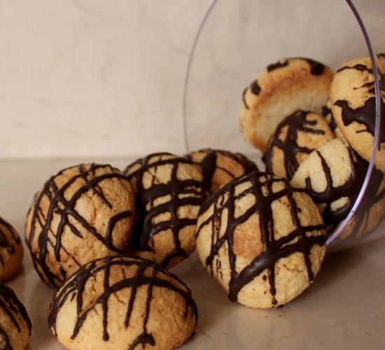 biscotti con farina di mandorle e glassa al cioccolato