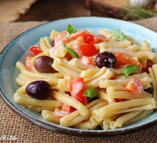 Casarecce alla crema di gorgonzola, peperoni e olive