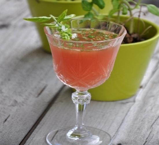 Cocktail analcolico pompelmo e basilico