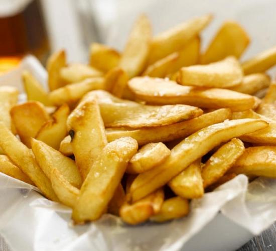 Come fare delle patate e chips fritte croccanti
