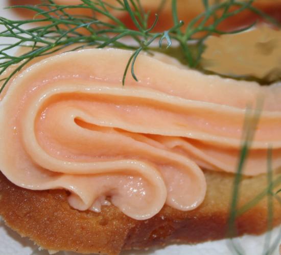 Crostini di mousse di salmone con ricotta e panna