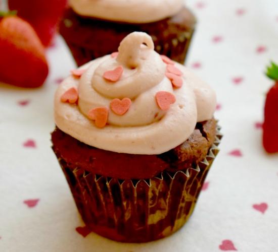 cupcakes al cacao con frosting alle fragole