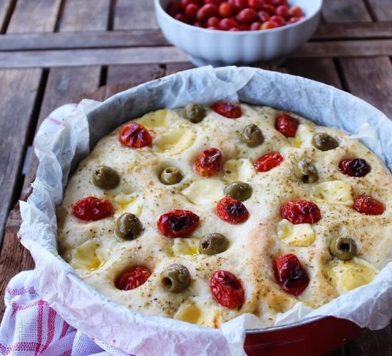 Focaccia con olive, pomodorini e formaggio