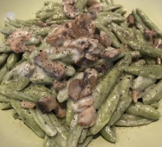 Foglie d’ulivo agli spinaci con funghi champignon e crema di gorgonzola