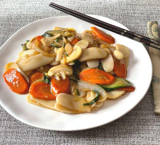 Gnocchi di riso cinesi con verdure saltate