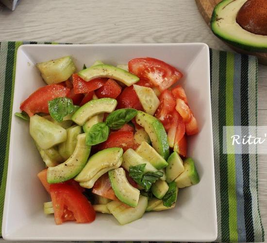 Insalata di avocado, pomodori e cetrioli