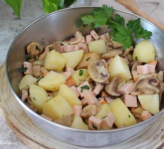 Insalata di patate, funghi e tacchino. piatto unico sano e bilanciato