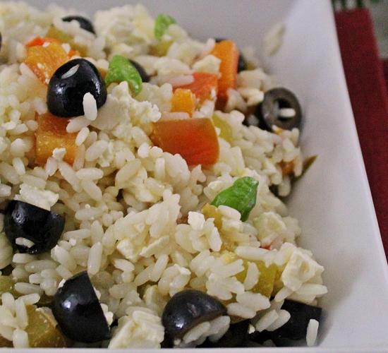 Insalata di riso con peperoni, feta e olive