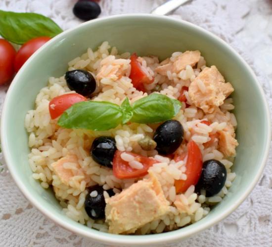 insalata di riso con salmone, olive nere e capperi