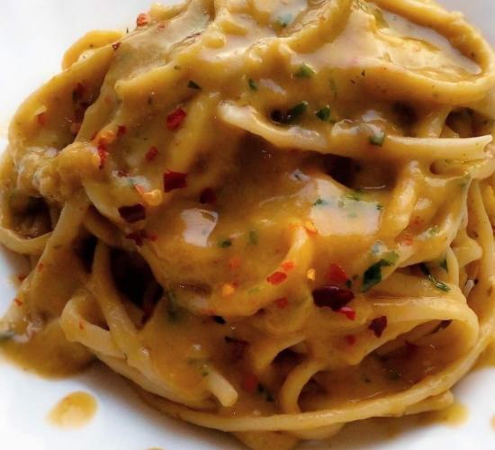 Linguine aglio,olio e peperoncino,con salsa di taralli, acciughe e finocchietto prezzemolo e olio all’aglio